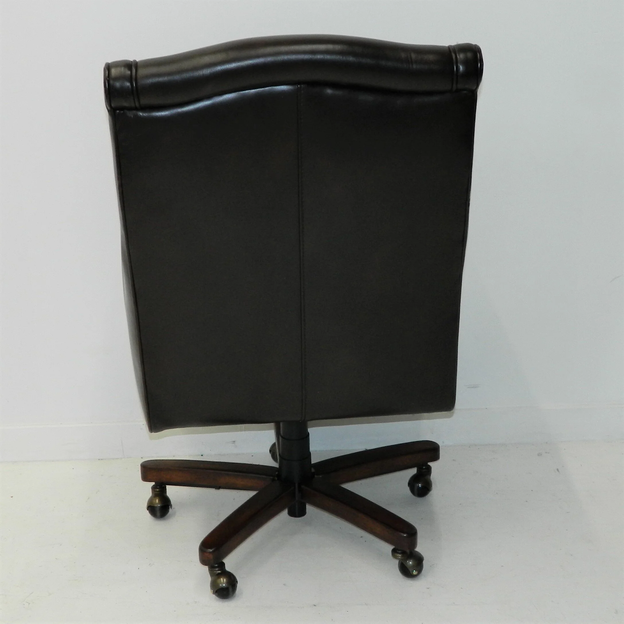 Seven Seas Leather Executive Chair By Hooker Dulce