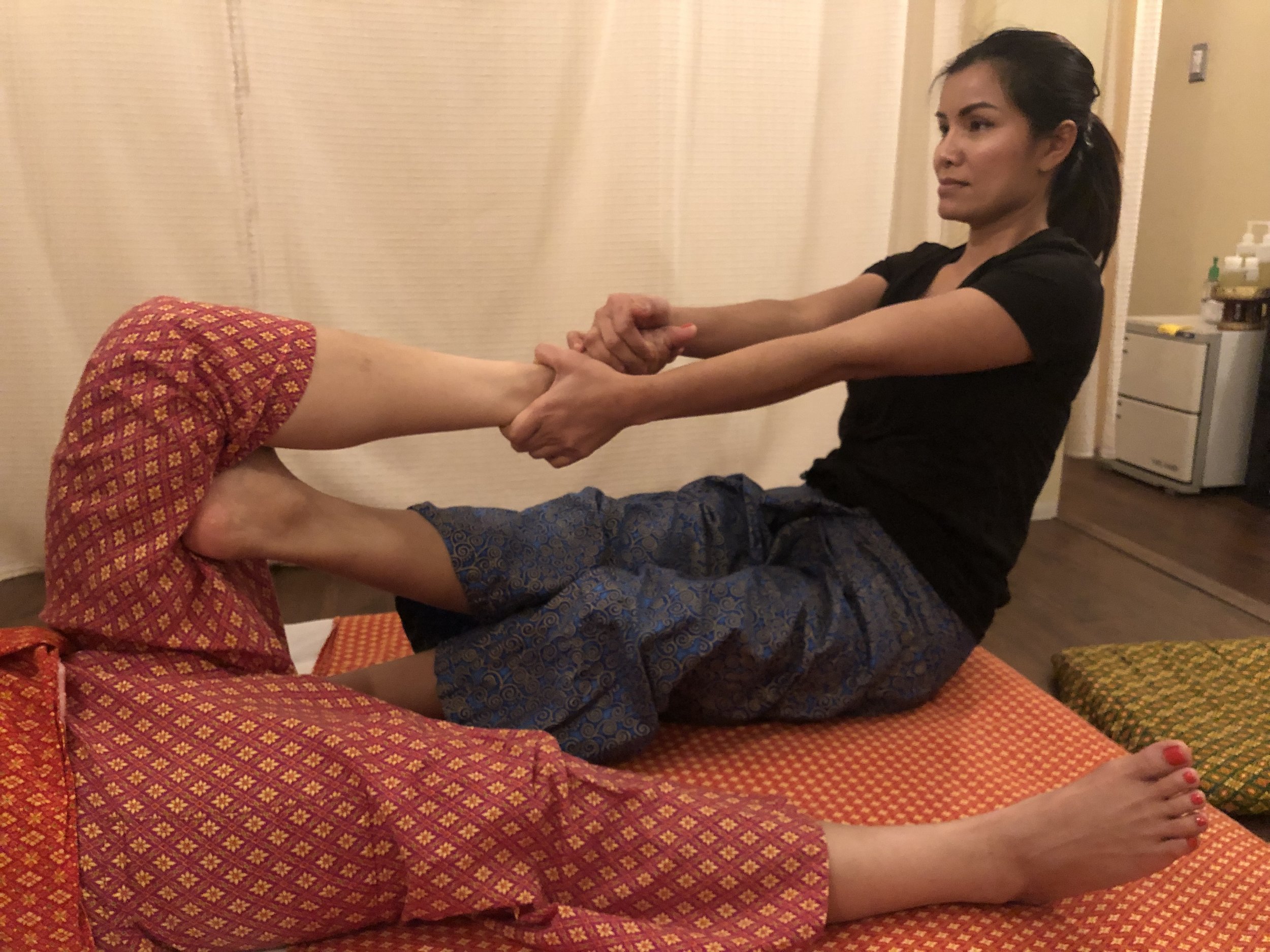拉迈 Jumpaburi Coyle performing Traditional Thai Massage