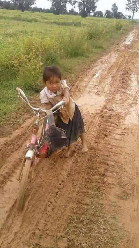 拉迈 going to school in the mud
