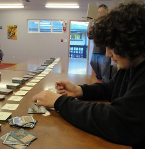 学生玩魔术、纸牌游戏.