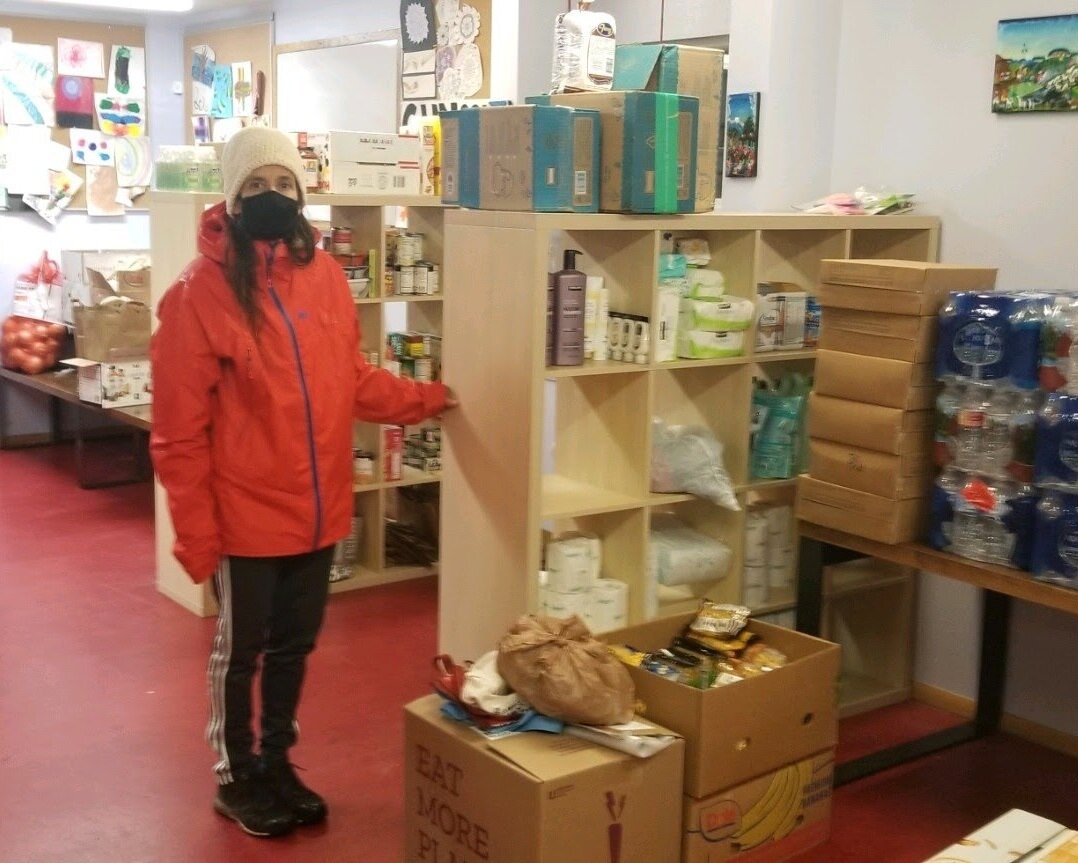 工作人员斯蒂芬妮站在大发体育在线学校的厨房里，这里的志愿者为史诺霍米什县互助组织准备食品杂货捐赠