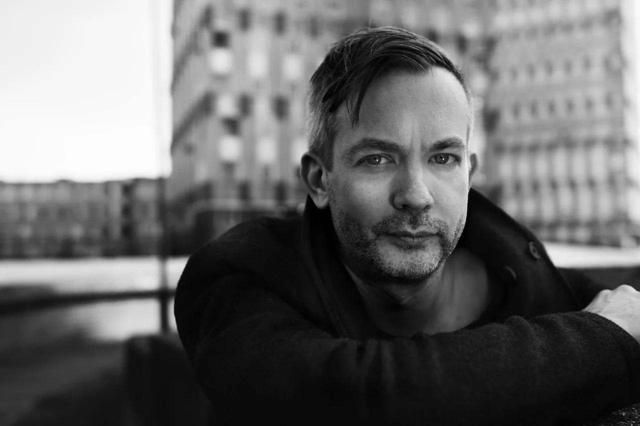 Entrevista a Inigo Kennedy: «Pocas cosas superan una sala oscura con una pila de altavoces, luces estroboscópicas y una máquina de humo»
