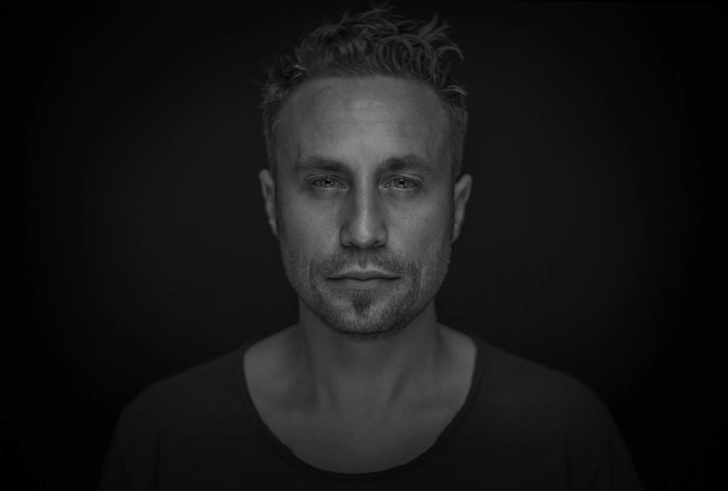 Entrevista Tom Hades: «Supero los bloqueos creativos entrando en el estudio sin ninguna idea fija en mi cabeza»
