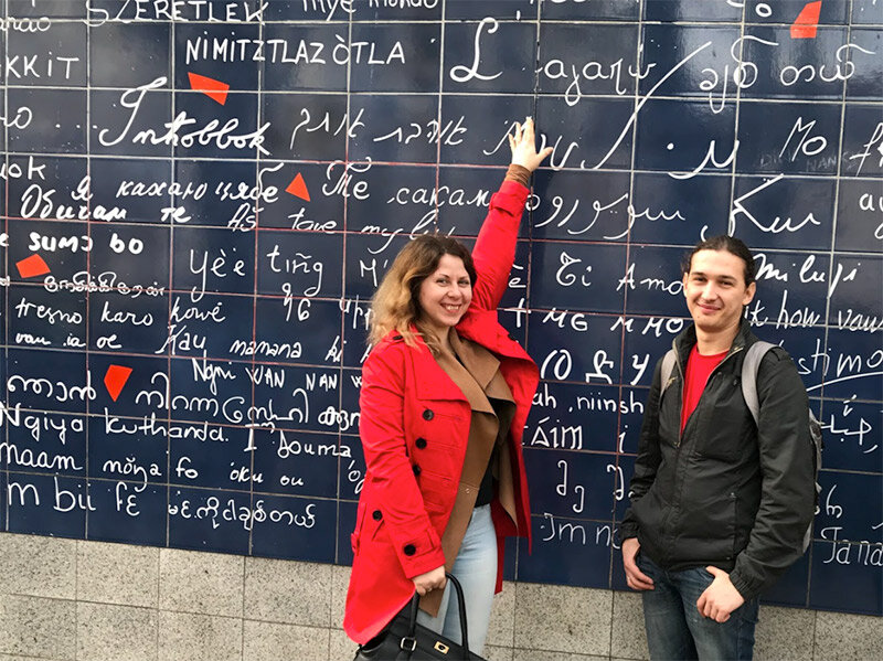 安德里(Andrii)和一个朋友在巴黎蒙马特(Montmartre)。