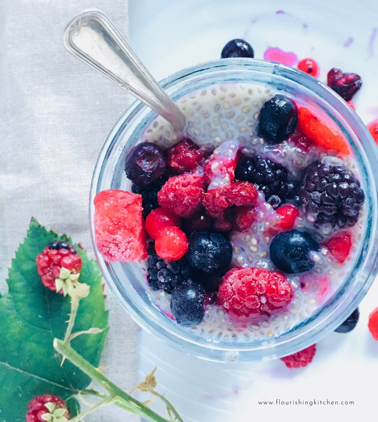 红色浆果chia pudding - flowishingkitchen #chiapudding,#vegan,#healthydessert,#preastfast