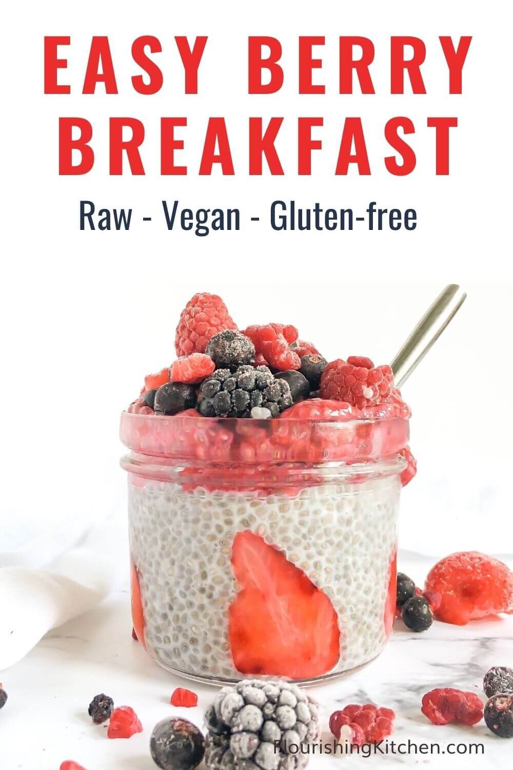 Chia布丁用在一个玻璃瓶子的红色莓果。 #chiapuddingrecipe #berrychiapudding #rawfoodbreakfastrecipes.