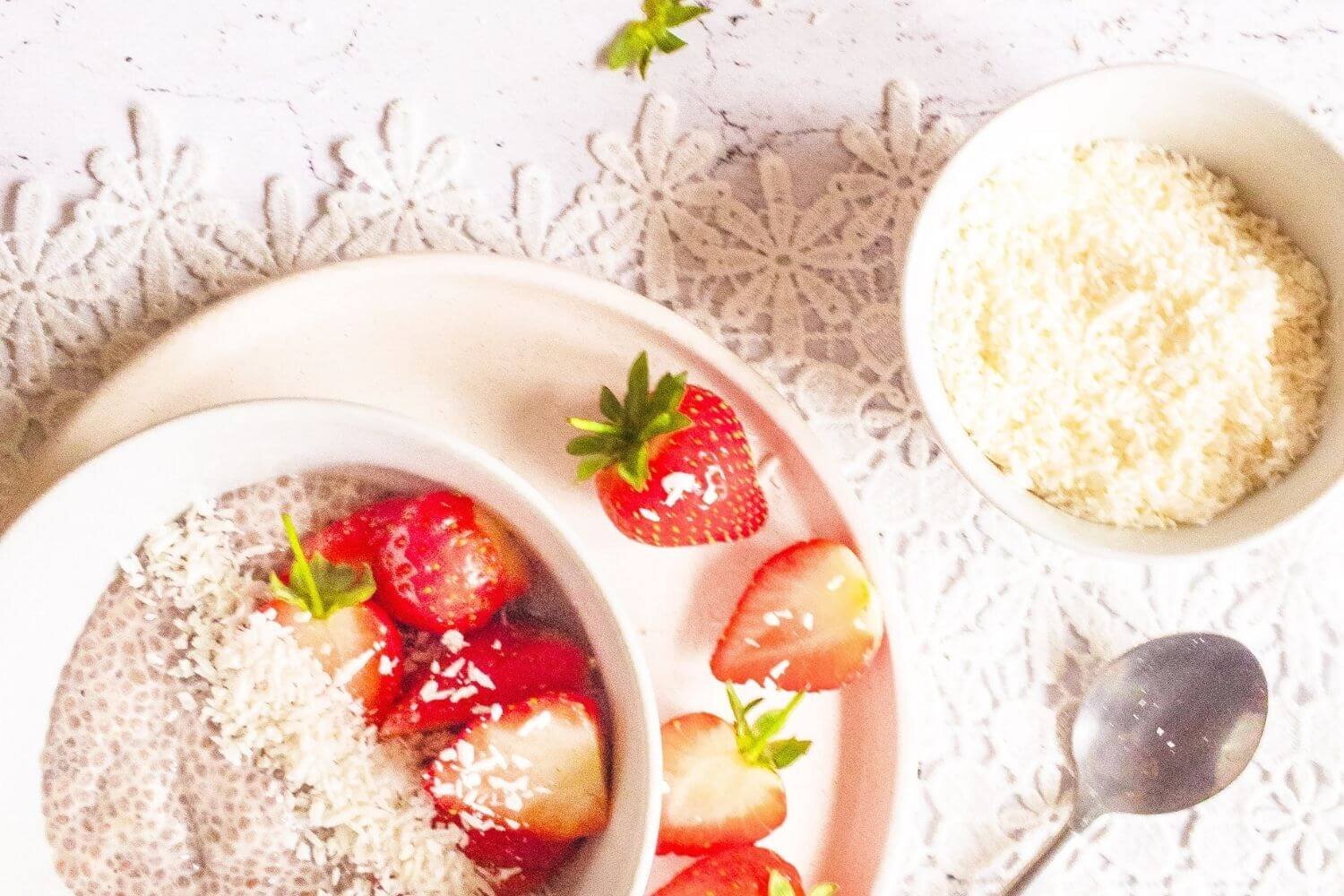 草莓和chia布丁在一个白色碗冠上与desied椰子。 #chiapudding #strawberrychiapudding #rawveganebreast.