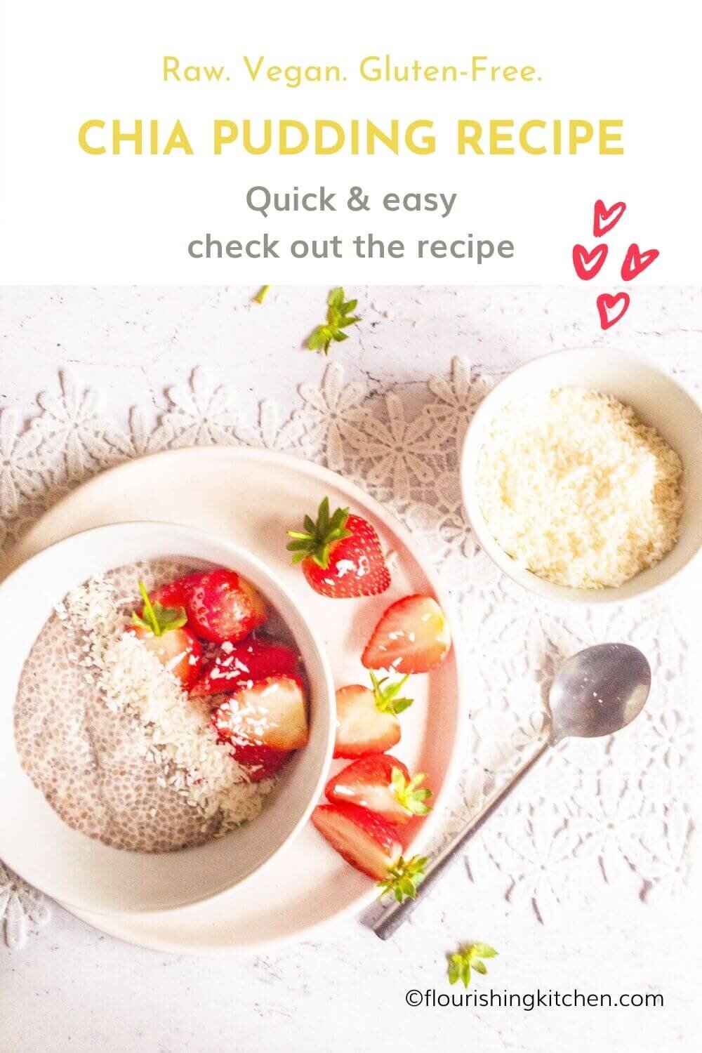 草莓chia种子布丁用在白色背景的desied椰子。 #chiapudding #strawberrychiapudding #rawveganebreast.