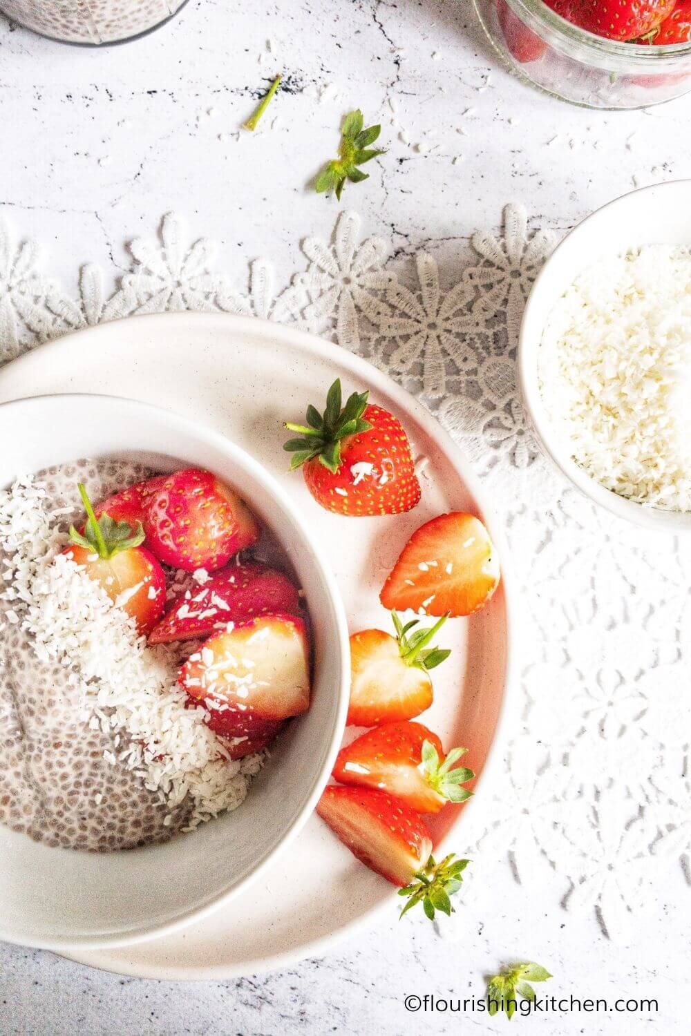 草莓chia种子布丁用在白色背景的desied椰子。 #chiapudding #strawberrychiapudding #rawveganebreast.