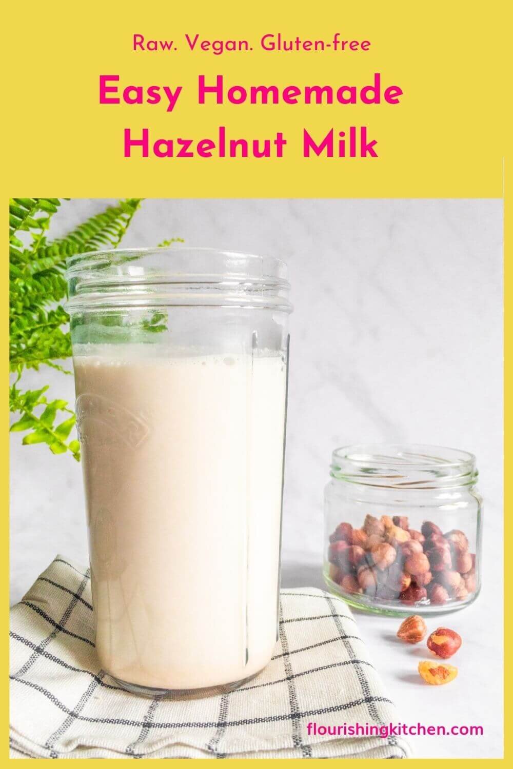 容易未加工的榛子牛奶在一个高梅森瓶子,坐茶毛巾。 #easyrawhazelnutmilk #hazelnutmilkrecipe