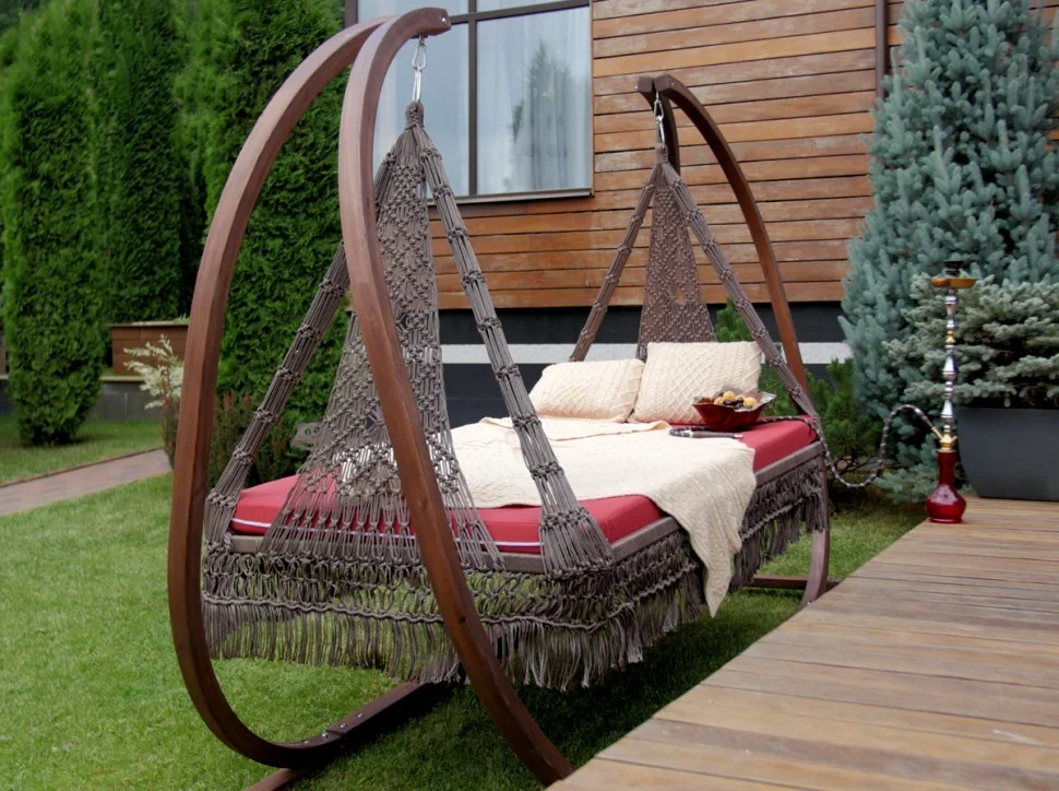 Swinging wicker chair