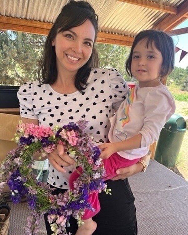 Summer flower crown making in our Parent and Child Blossoms class! Sponsored by Mini Falls who donated buckets of beautiful blooms. 

#santafewaldorfschool #parentandchildsummerclasses