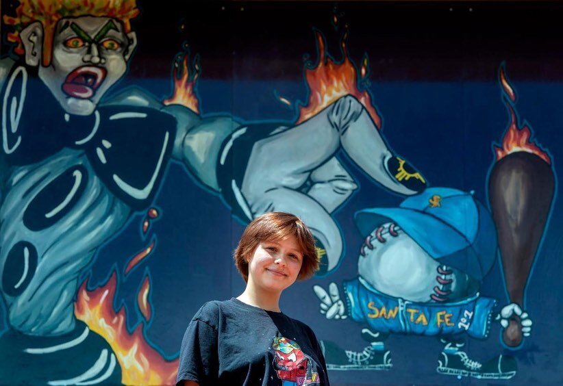 上周二，十大威尼斯赌场靠谱平台在Ft庆祝了新Zozobra壁画的揭幕. Marcy Ballpark，由SFWS大二学生Kaieva Carpenter设计和绘制.

圣达菲市公园部门，Zozobra规划委员会，基瓦尼斯俱乐部，蛋黄酱