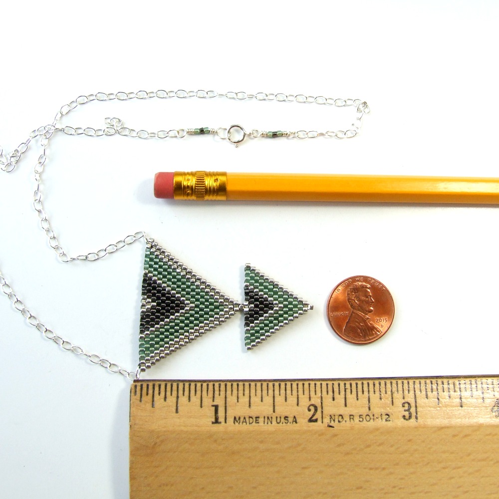 n12a鼠尾草绿色种子珠珠三角necklace.jpg