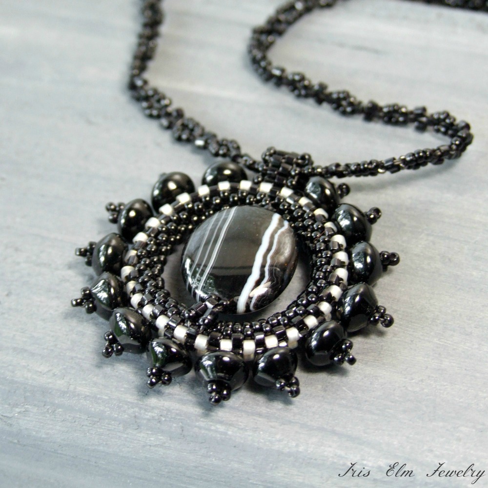 Iris Elm Jewelry黑色玛瑙旭日形吊坠项链