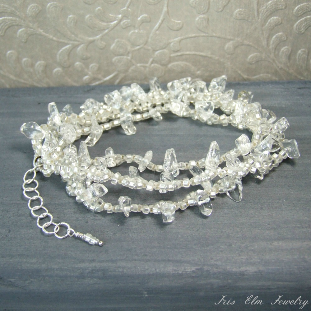 艾里斯·埃尔姆珠宝(Iris Elm Jewelry)的透明石英水晶串珠的白色包裹手链项链