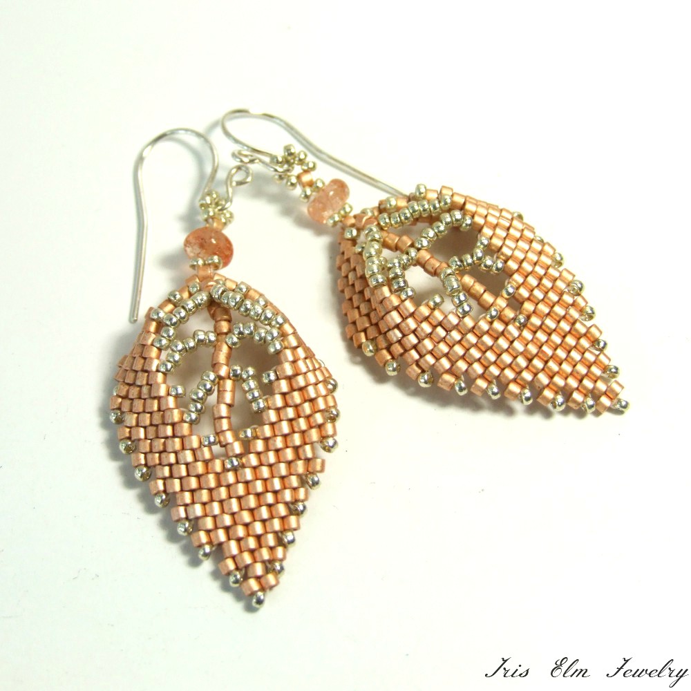 Iris Elm Jewelry的铜串珠的太阳石叶子耳环
