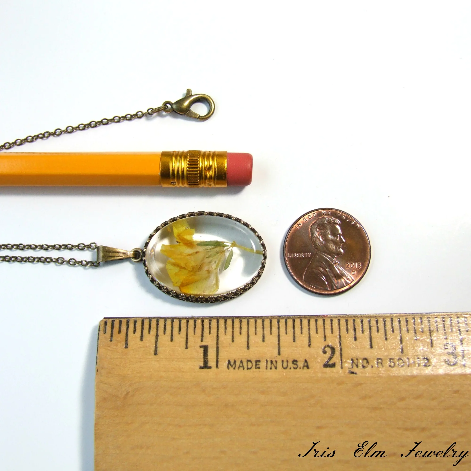 57j黄色三叶草,明尼苏达州,野花,波西米亚风,手工压花,植物园,自然,项链,树脂,古董,黄铜,工匠,手工制作,iris,榆树,jewelry.jpg