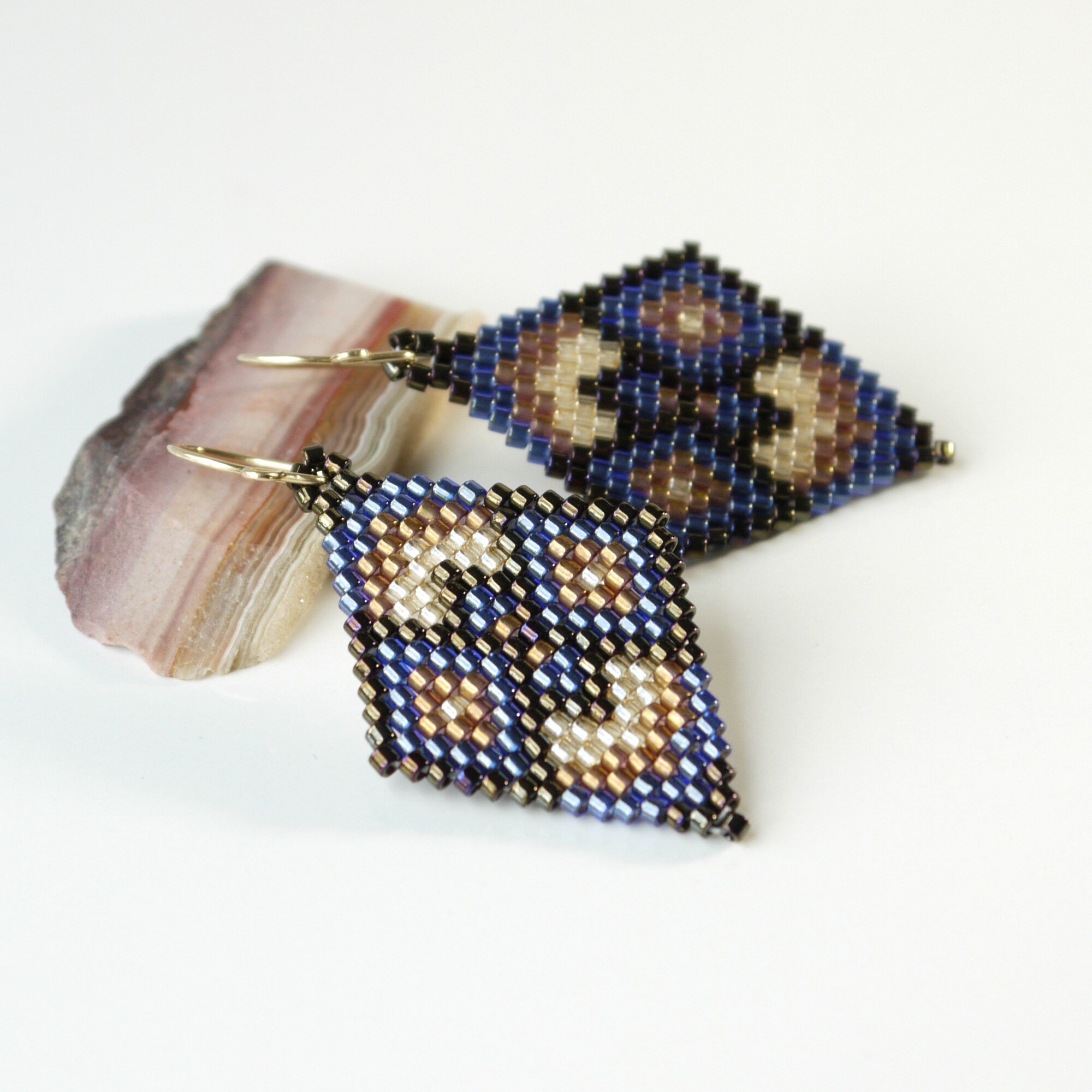 蓝色& Iris Elm Jewelry的金色几何种子珠子耳环