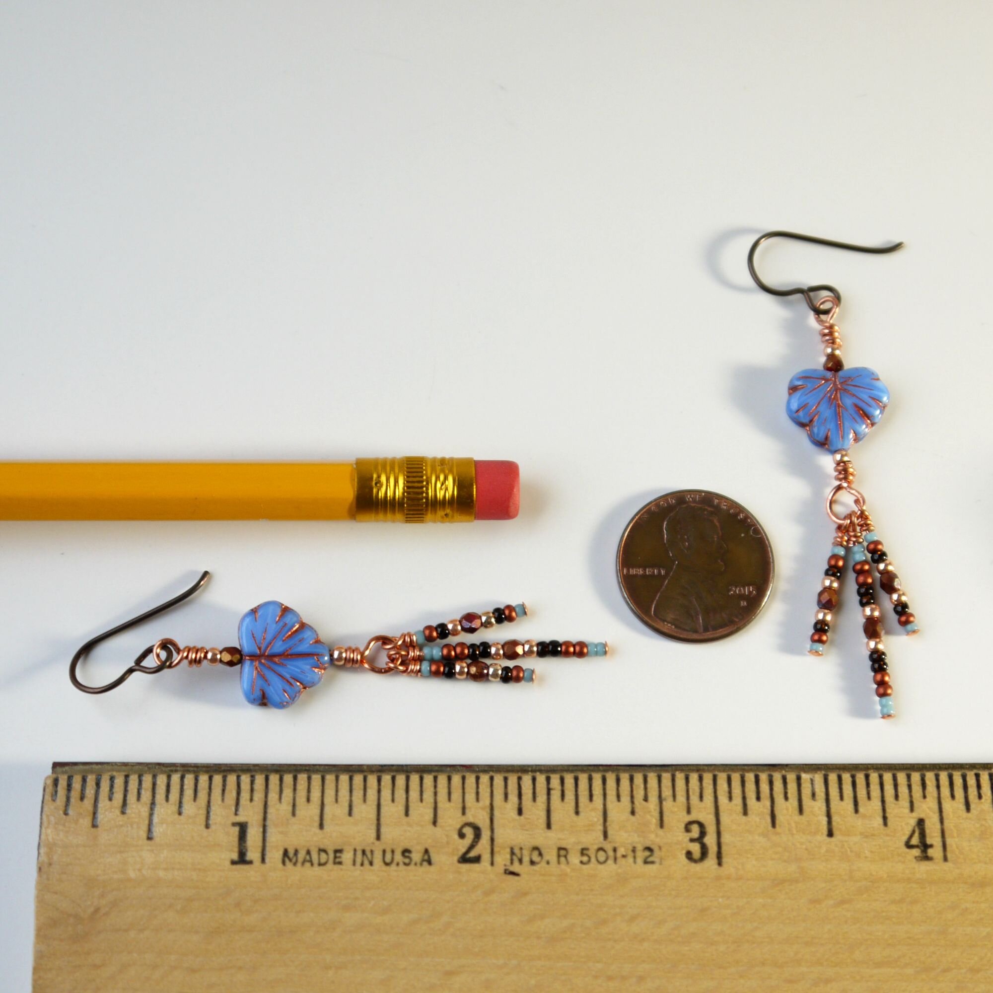 49e-蓝色-玻璃-叶子-秋天-铜-垂坠耳环-铌-工匠手工制作-iris-elm-jewelry.jpg