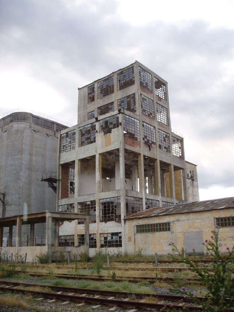 768px-Abandoned_factory,_Railway_Tulcea-Medgidia_01.jpg