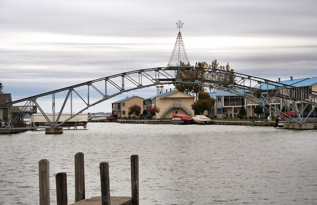 1024px-Russells-point-ohio-indian-lake-arch.jpg