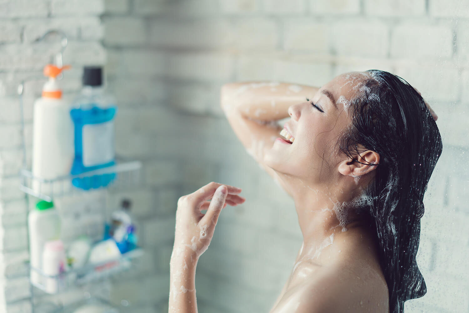 Женщины принимают душ после работы 