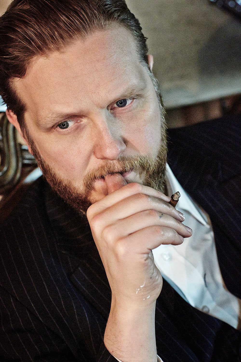 艺术家的画像。摄影:Elisabet Davids标题:Ragnar Kjartansson,《西方文化风光》,燃烧屋,2015年,单频道视频,时长:1小时32分钟,©Ragnar Kjartansson;图片由纽约Luhring Augustine艺术家和雷克雅未克i8画廊提供