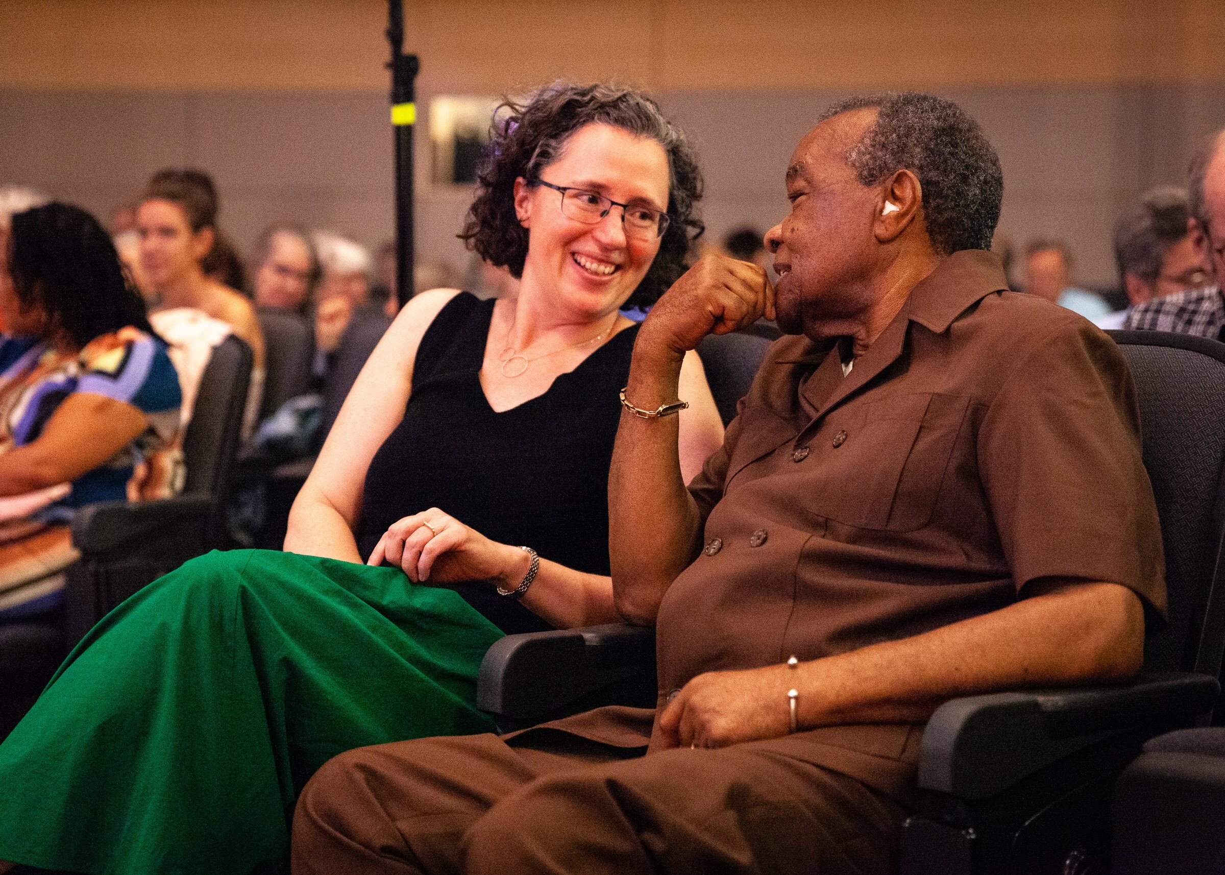 杰西卡(Jessica)和艺术家戴维(David Driskell)。