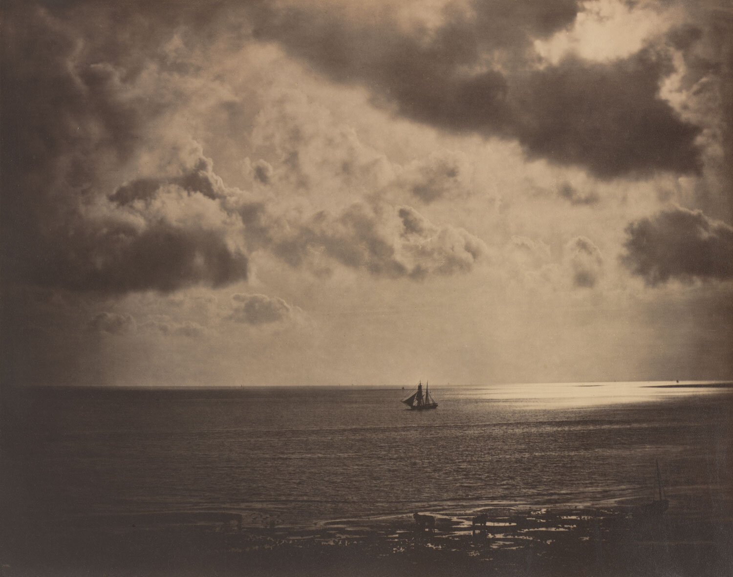 古斯塔夫·勒·格雷(Gustave Le Gray)(法国,1820 – 1884年),双桅船(Brig in Moonlight),1856年,从湿胶棉负离子底片上打印出的蛋白粉为12 3/8 x 15 3/4英寸。在Susan Donnell Konkel纪念基金会以及Freddy和Regina Homburger捐赠基金会的支持下购买博物馆,2013.6。图片由Pillar Digital Imaging提供。