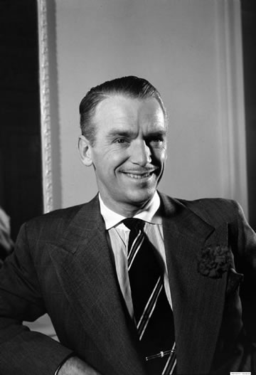 Douglas Fairbanks Jr.宽传播领子衫.jpg