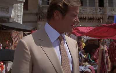 Roger Moore在八峰(1983年)中作为詹姆斯邦德。
