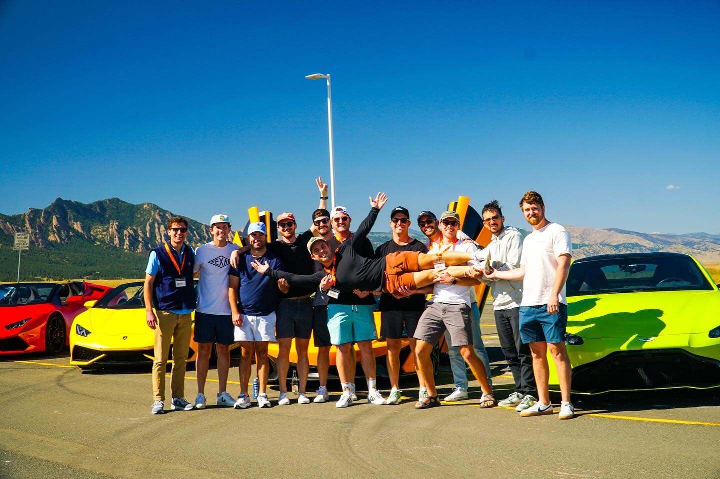We had back to back 105 mile Tours sold out 周六. Needless to say this 本科 party had an amazing experience 🙌🏻 

#bachelor #bachelorparty #colorado #boulder #supercar #supercartour