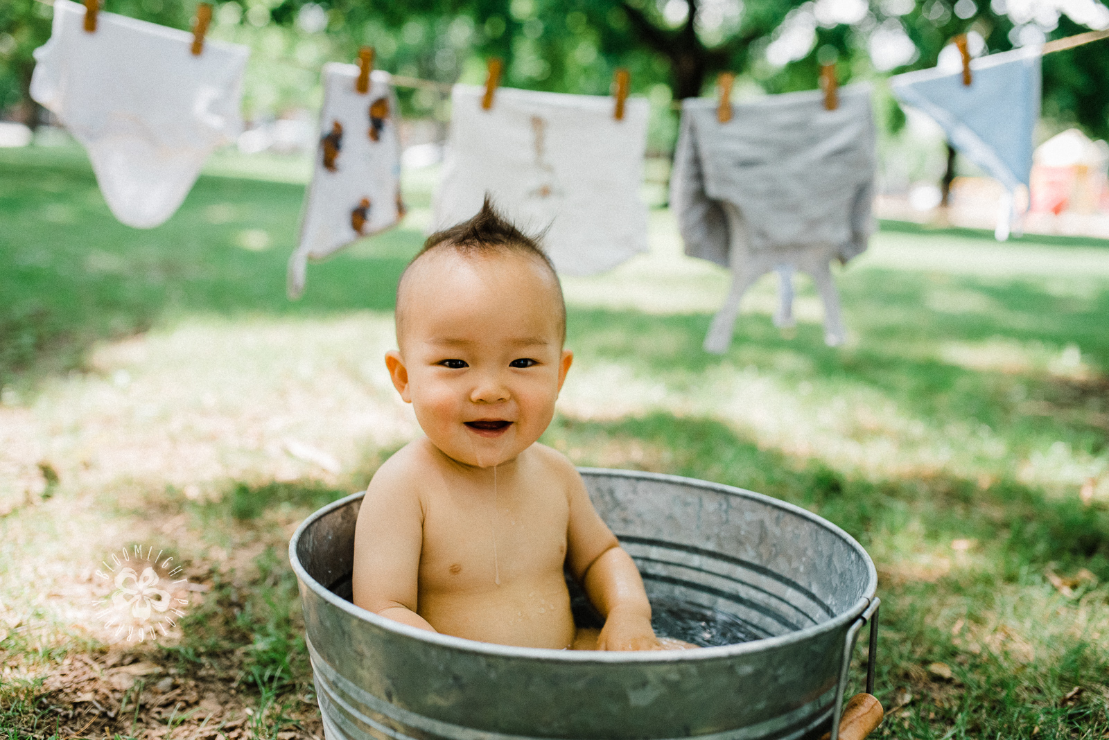 一个阳光明媚的夏日,一个男孩在公园外面洗澡的时间