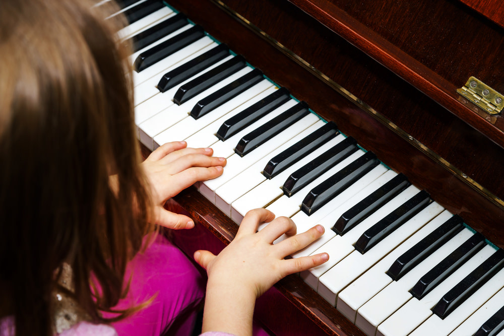 Игра на пианино от очкастой малышки