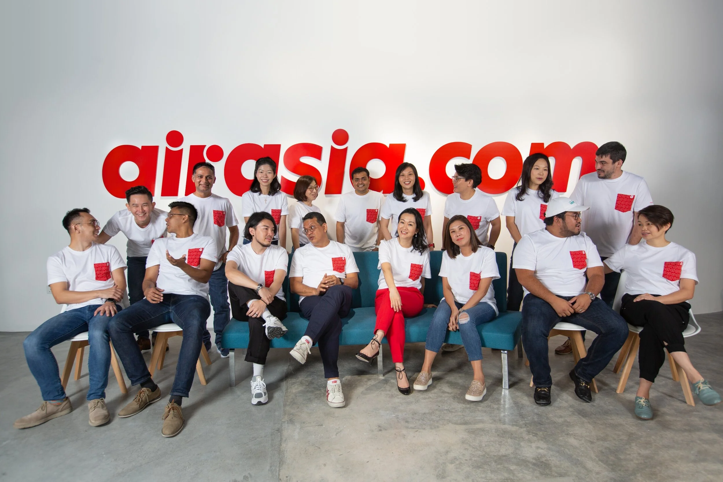 (右起第四)airasia.com首席执行员陈家欣与airasia.com管理层