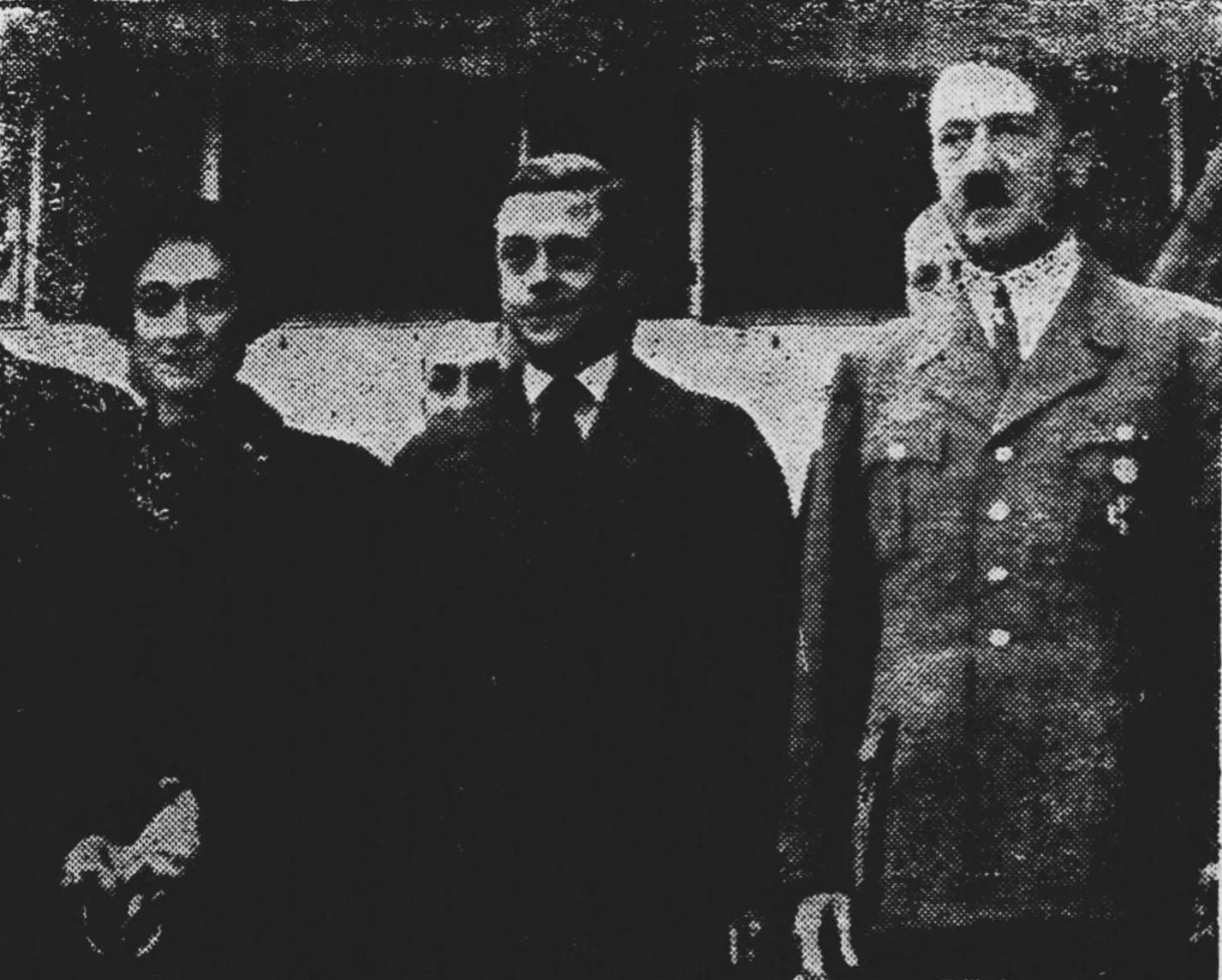 duc_et_duchesse_de_windsor_avec_hitler_(1937).jpg