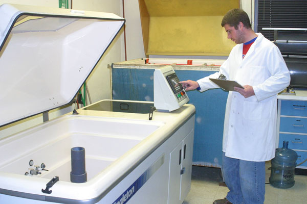 盐雾测试——盐雾测试是一种标准化的测试方法(ASTM B117)，用于检查涂层或非涂层金属样品的耐腐蚀性. 由于涂层可以在零件预期的使用寿命内提供较高的耐腐蚀性能, 有必要以加速的速度检查耐蚀性.