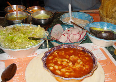 一个典型的红色pozole,所有的饰有