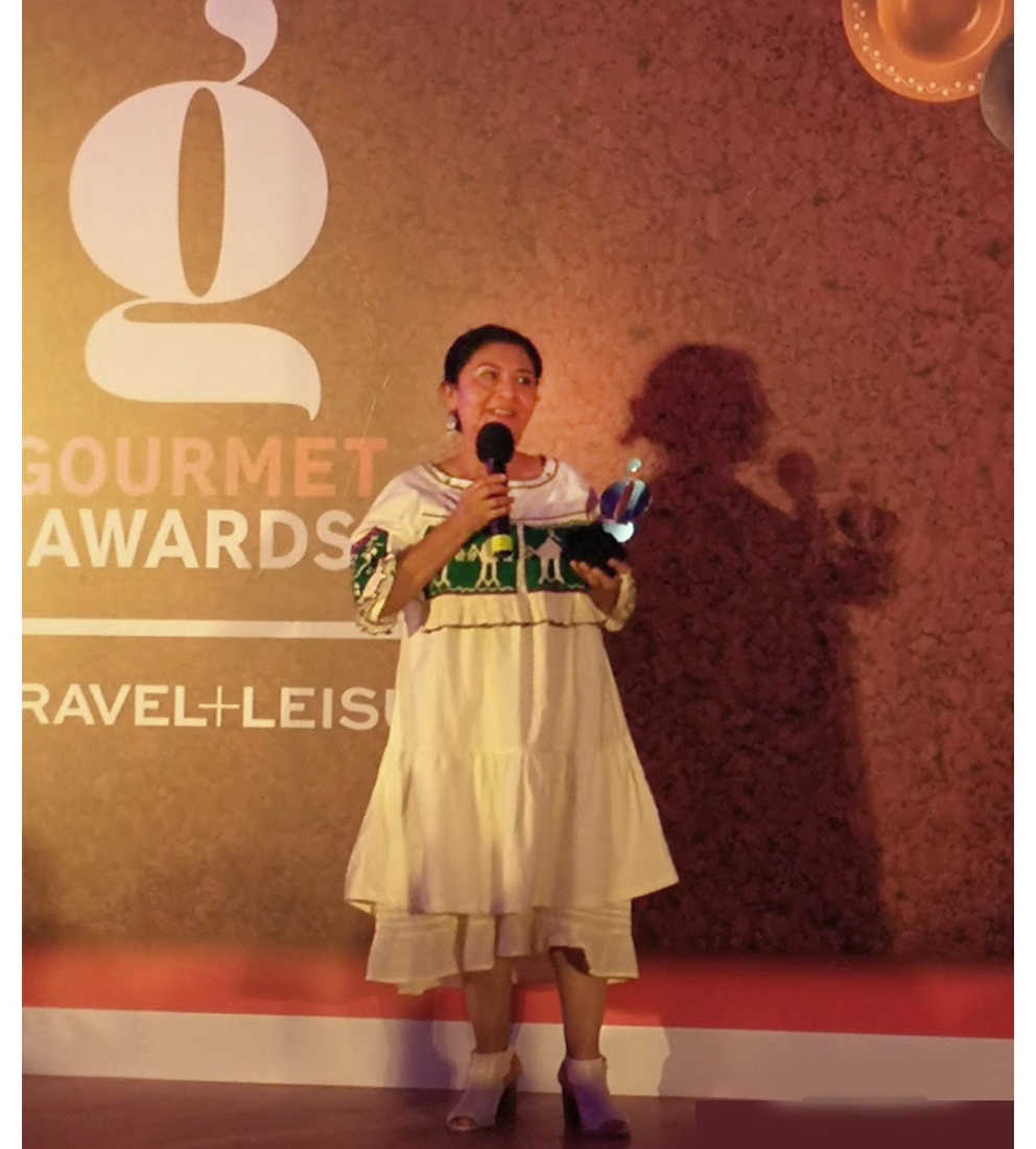 奥克萨的厨师Celia Florian of Oaxaca Las Quince Letras和Cdmx'Pasillo de Humo占有奖杯