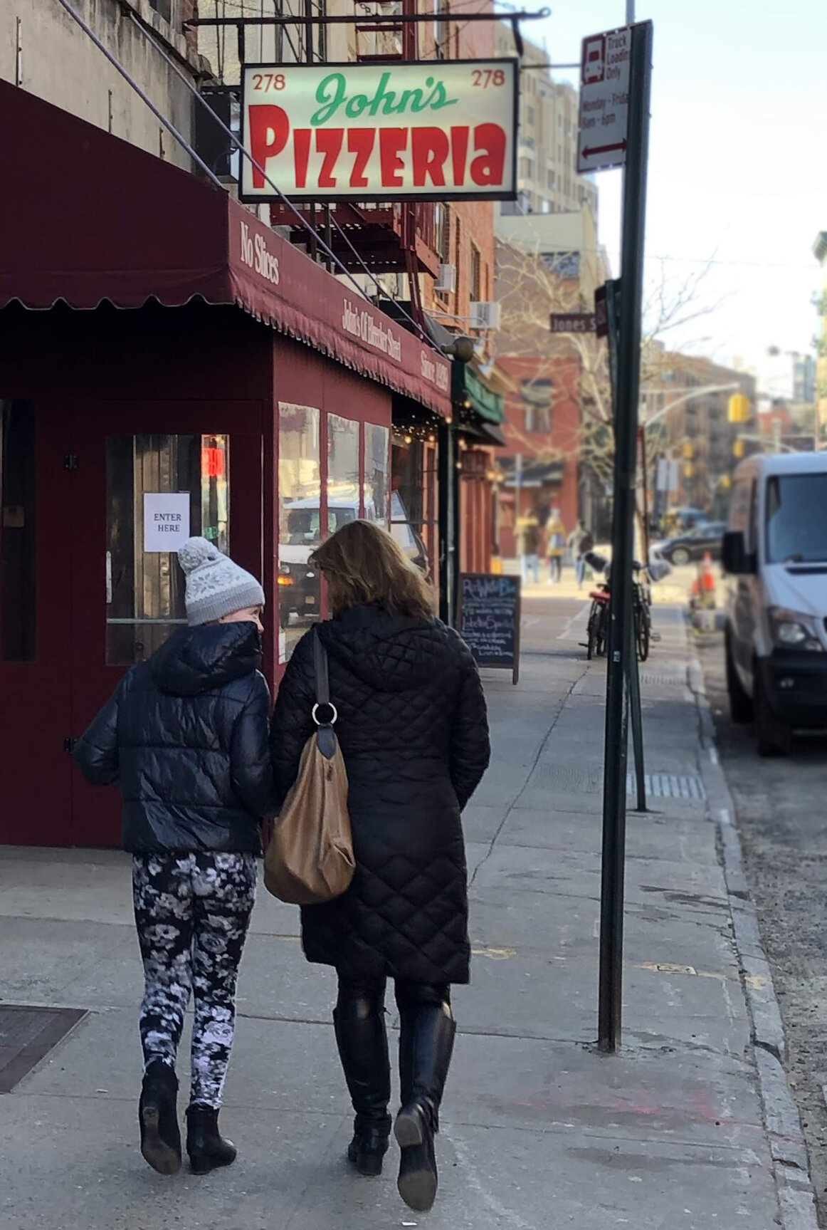 约翰的Bleecker St.(“自1929年以来”),正如当今的那样,提交人的父母和作者自己自1940年以来一直是顾客