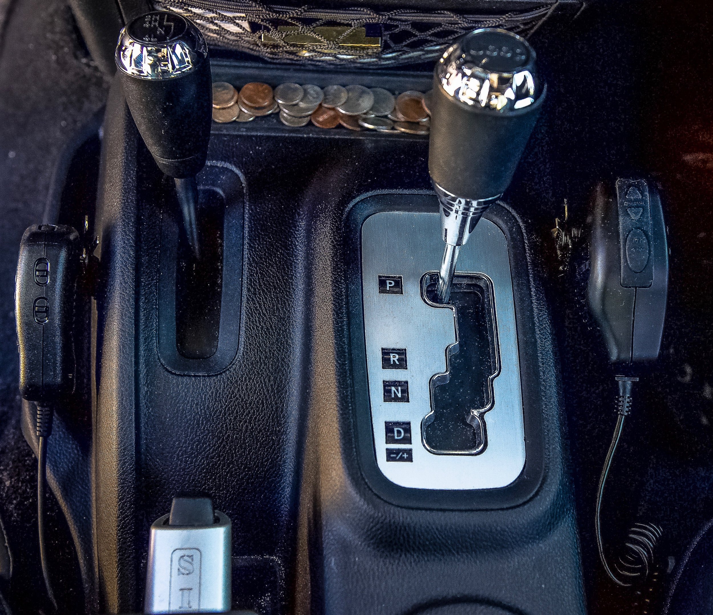 左侧为Yaesu FTM-400XDR耳机,右侧为Cobra 75 WX ST。两者都近在咫尺。
