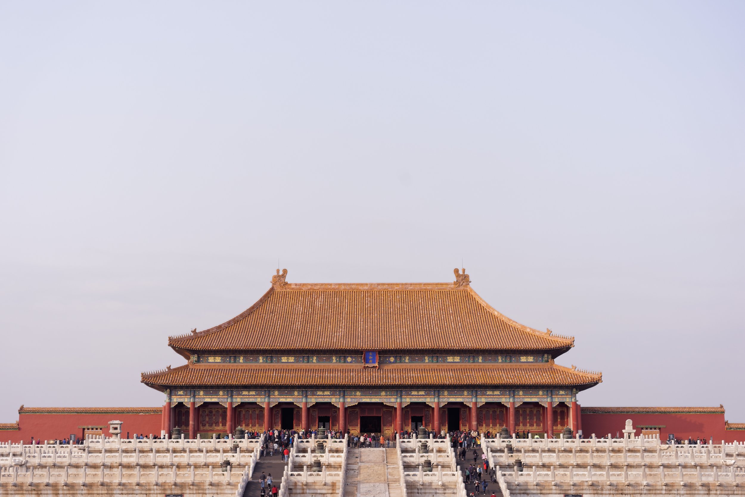 该宫殿位于北京,宫廷宫殿是世界上最大的宫殿,其全部复杂占地183亩,包括980栋建筑和8707间客房。 宫殿花了14年来建造,在朱迪皇帝1406年开始建设。从1420年到1911年,宫殿占据了24个中国皇帝,在此期间普通人被禁止进入,只能授予帝国家庭及其妓女。宫殿也是明清时期的1.17万件艺术品,包括绘画,陶瓷和雕塑。 