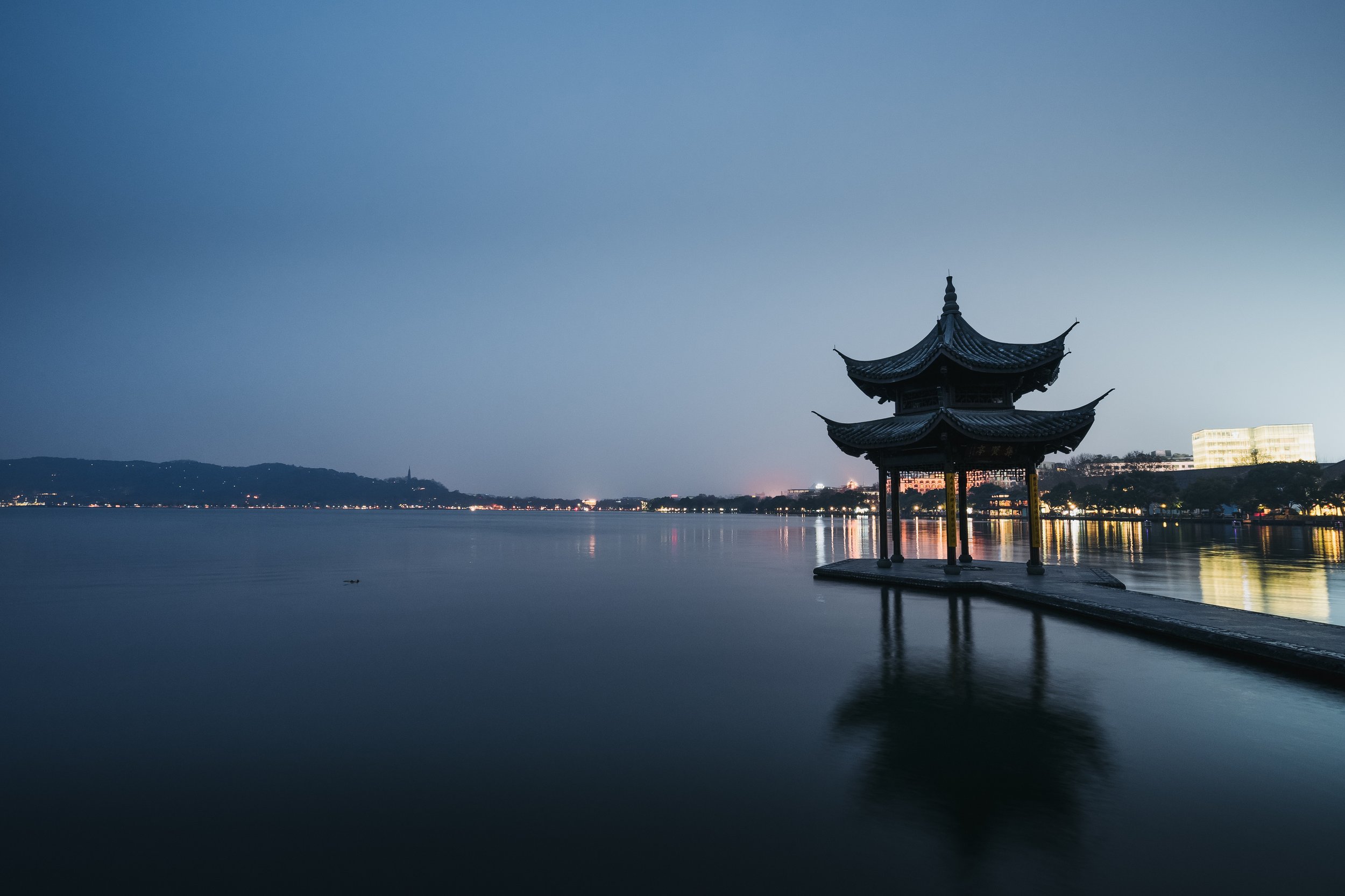 西湖是浙江省杭州六公里广场湖,周围环绕着古老的建筑,花园,风景如画的山丘和茶园。毫无疑问,西湖毫无疑问是第13个宫殿中描述的城市的亮点是“天堂之城”。 虽然天然美丽全年都很壮观,但是春天的最佳时间是春天,当走道装饰在盛开的树木中,包括许多桃树,这是众多古典绘画的灵感。