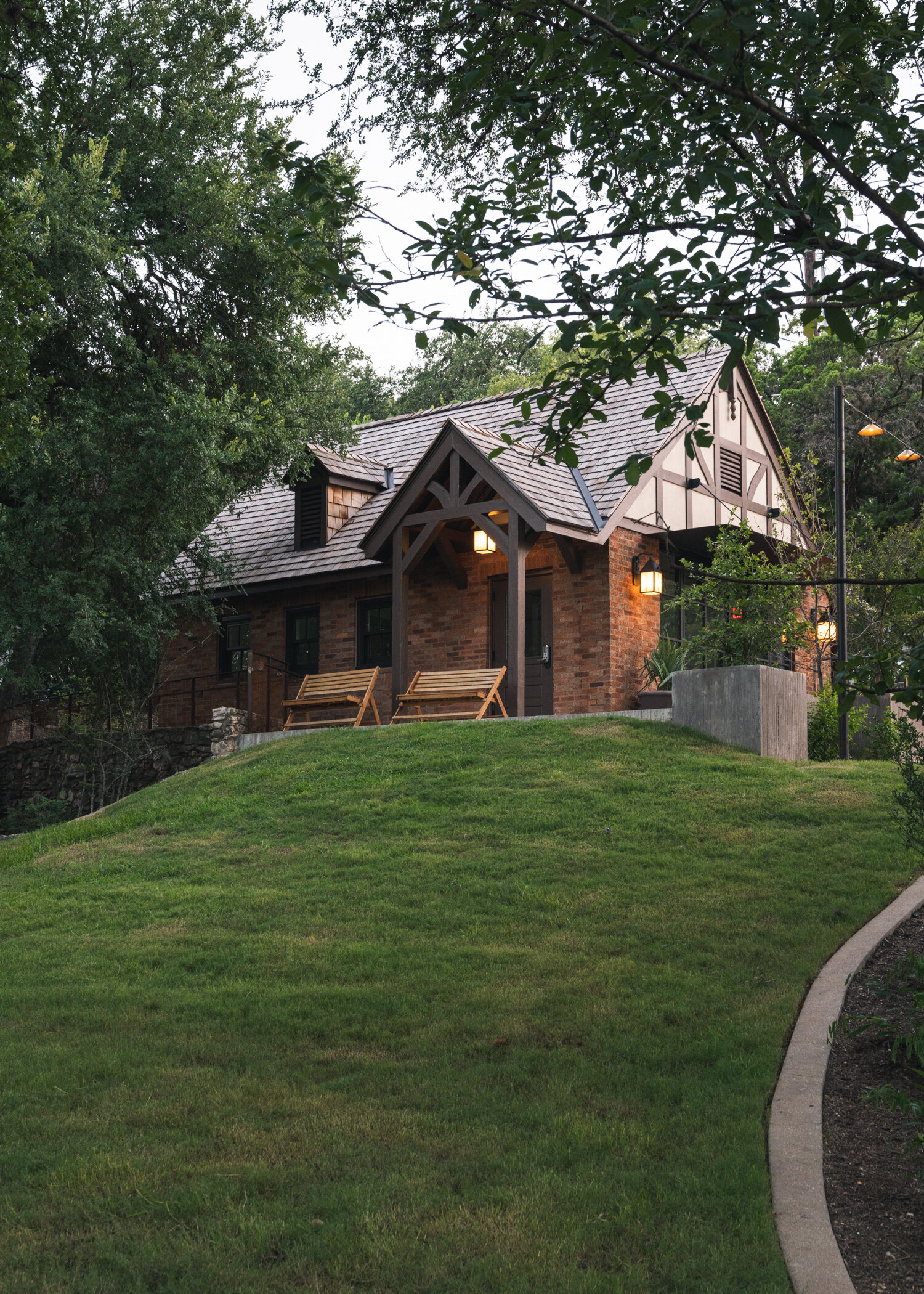 TUDOR COTTAGE AT KINGSBURY COMMONS 获奖者:皮斯公园保护协会 Preservation Award for Rehabilitation Project by Clayton Korte Architects and Harvey-Cleary Builders 照片:十艾克