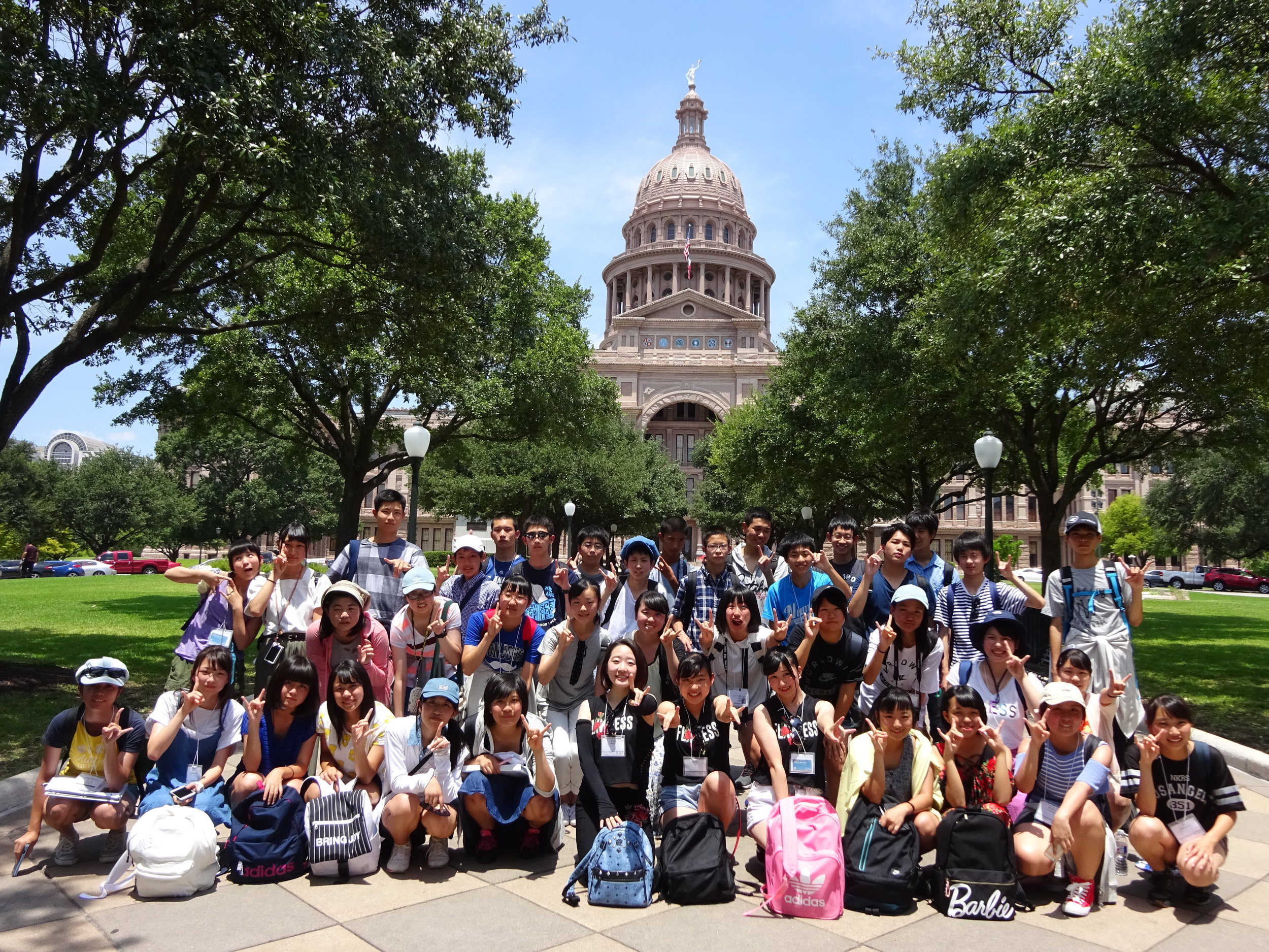 Group photo of 皇冠搏彩中心 program students at the Texas state capitol building