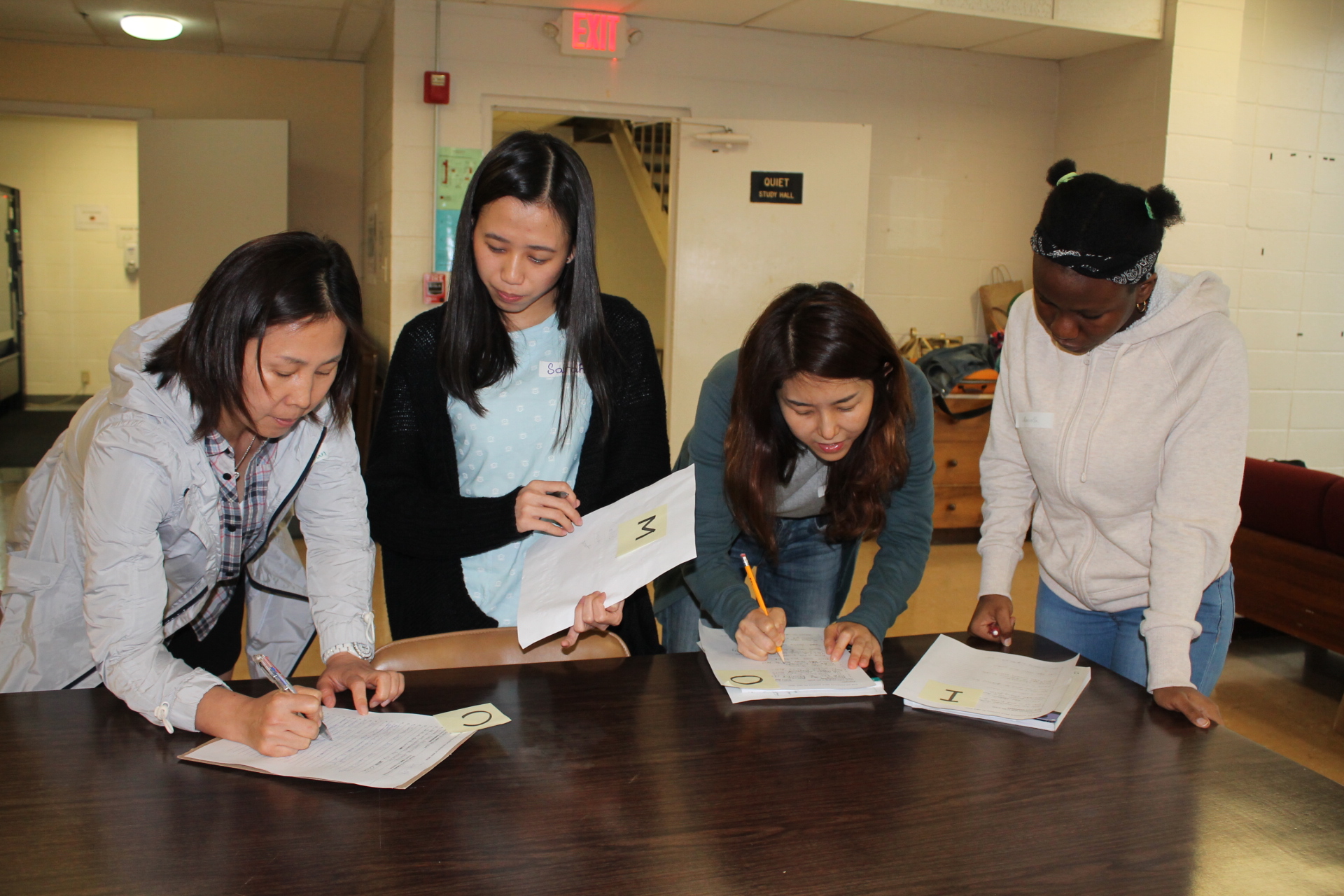 德州国际教育联盟项目参与者做作业的照片.