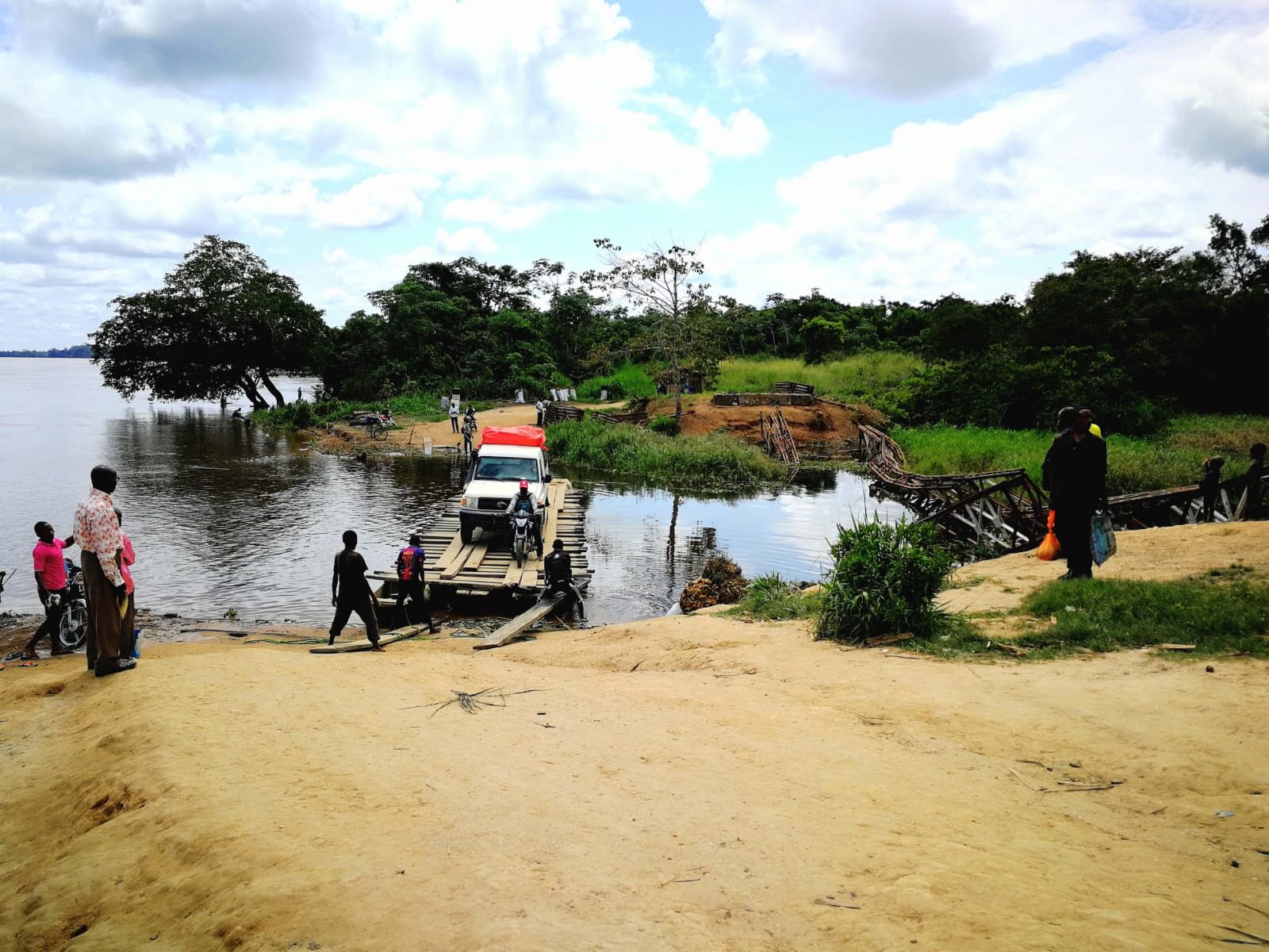 在刚果民主共和国，一辆卡车正通过一座临时搭建的桥梁.