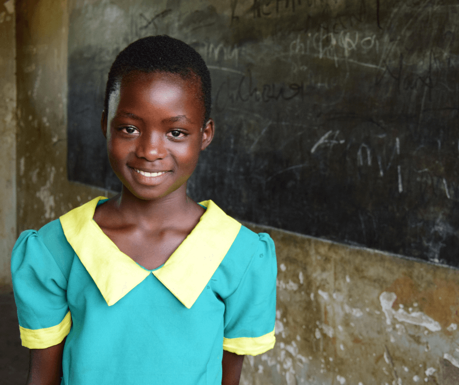 学校老师在学校操场上微笑，Côte d'Ivoire .