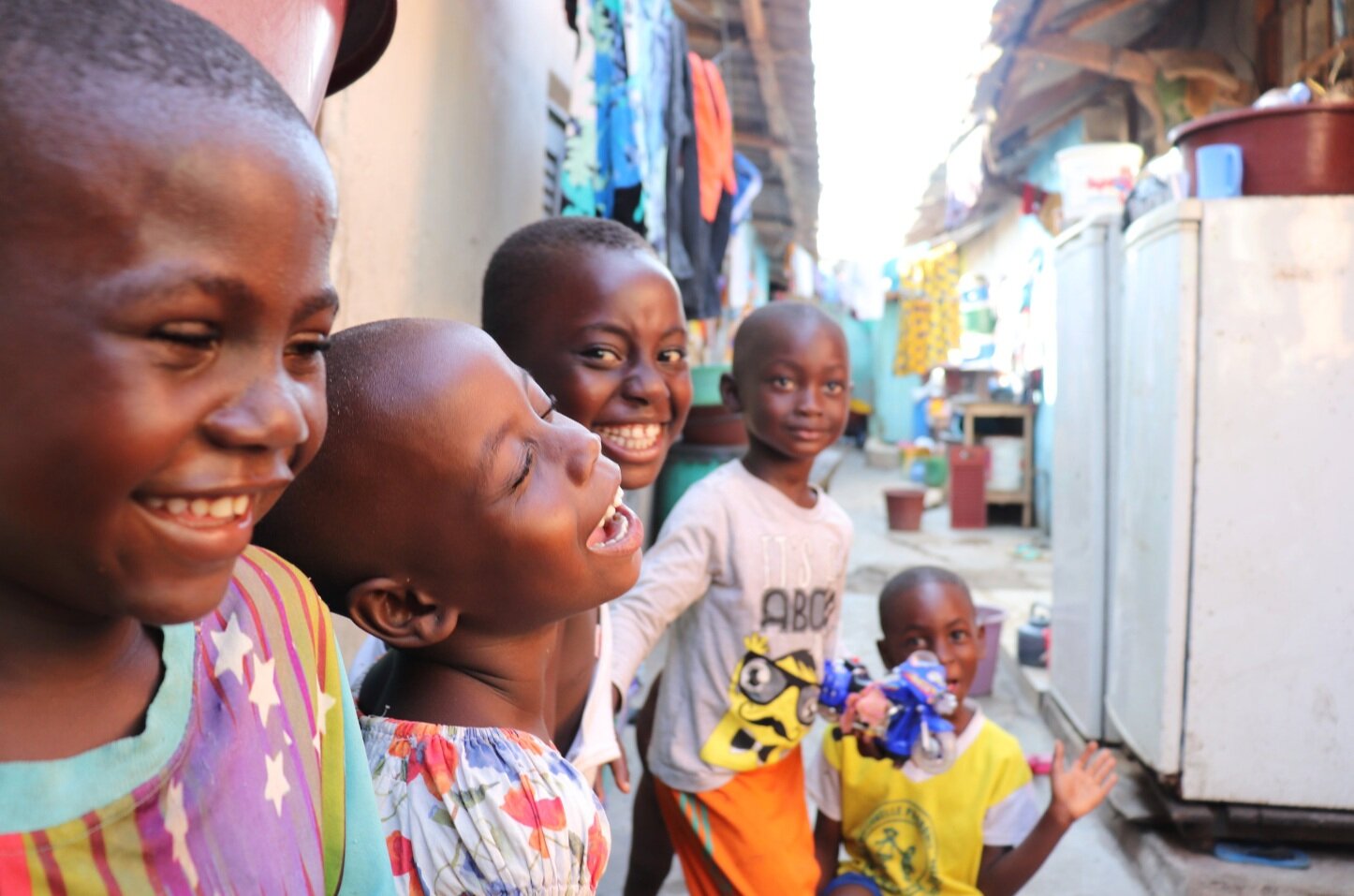 Côte科特迪瓦的学龄儿童在他们的房子附近欢笑和玩耍.